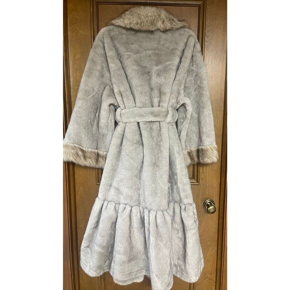 Very nice faux fur coat - Picture 3 of 4